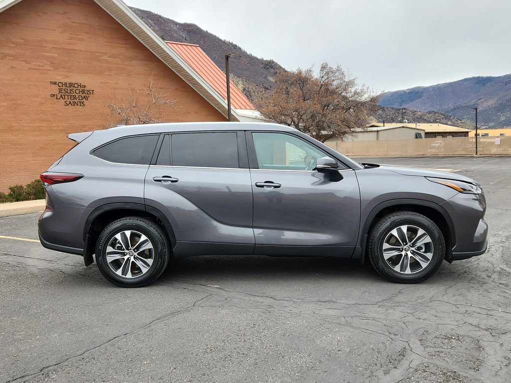 Used 2024 Toyota Highlander XLE image 2