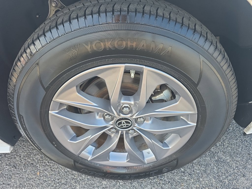 Certified 2025 Toyota Sienna LE FWD image 7