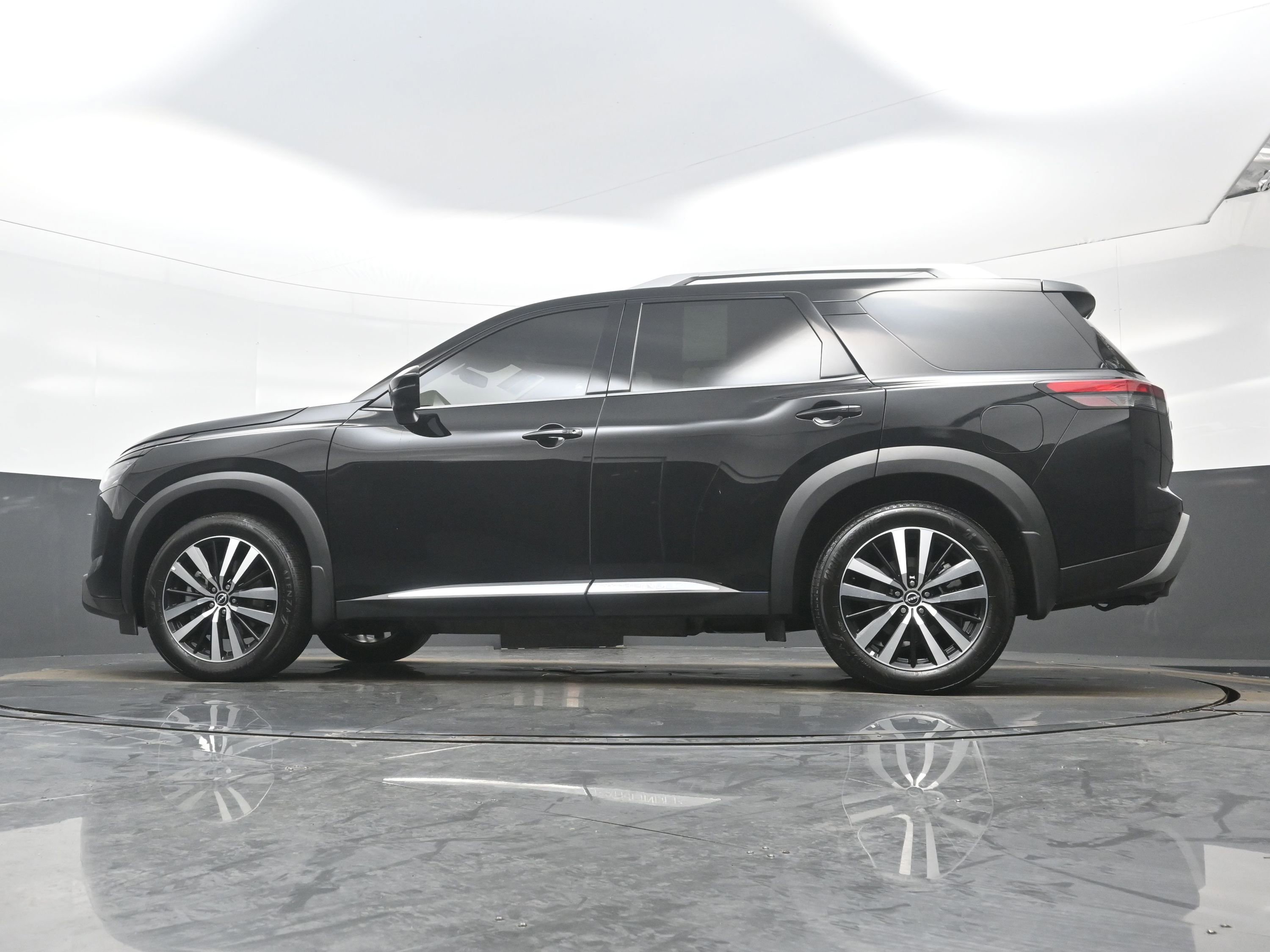 Used 2025 Nissan Pathfinder Platinum w/ Cargo Package image 30