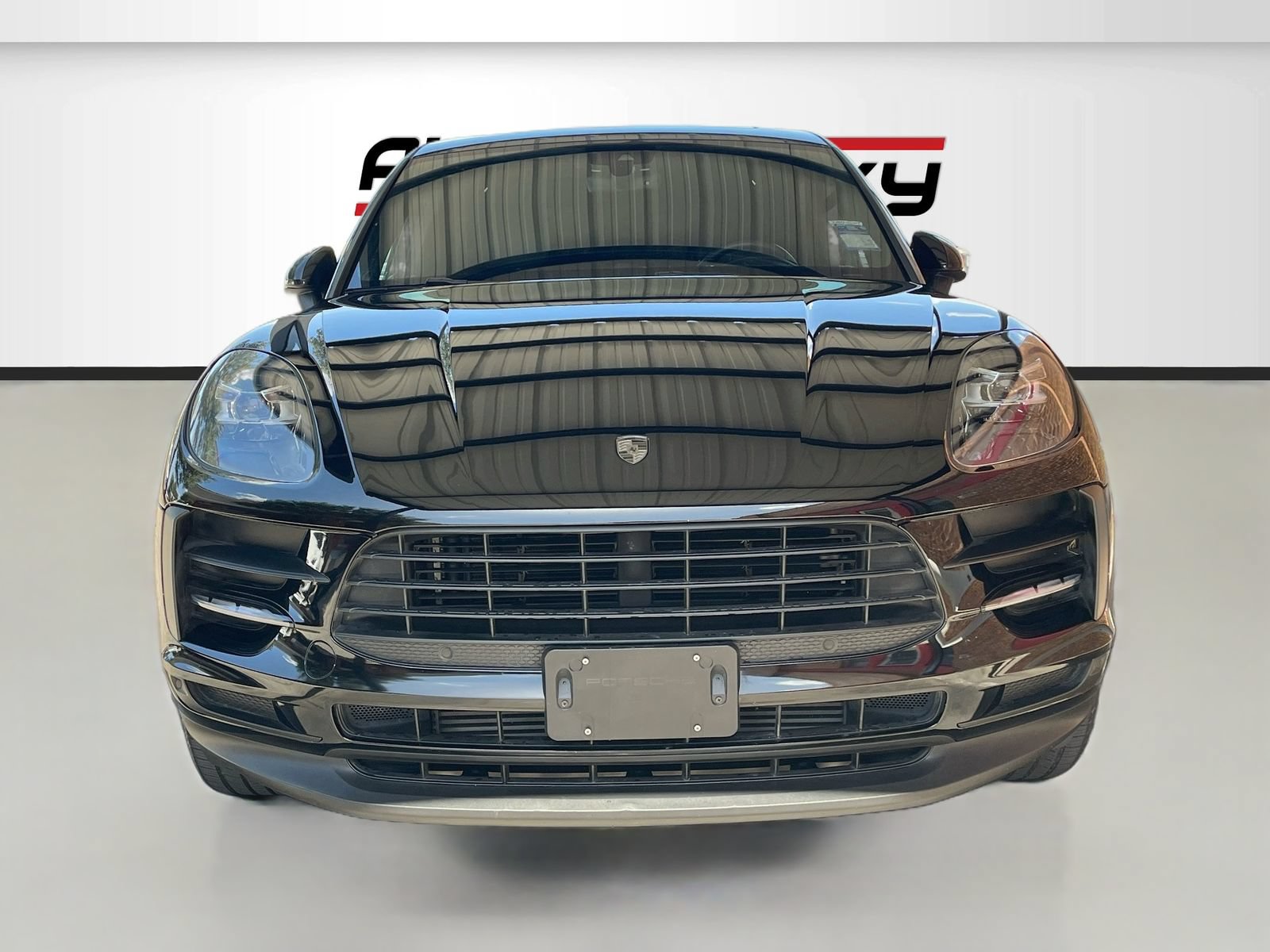 Used 2020 Porsche Macan AWD/4WD image 2