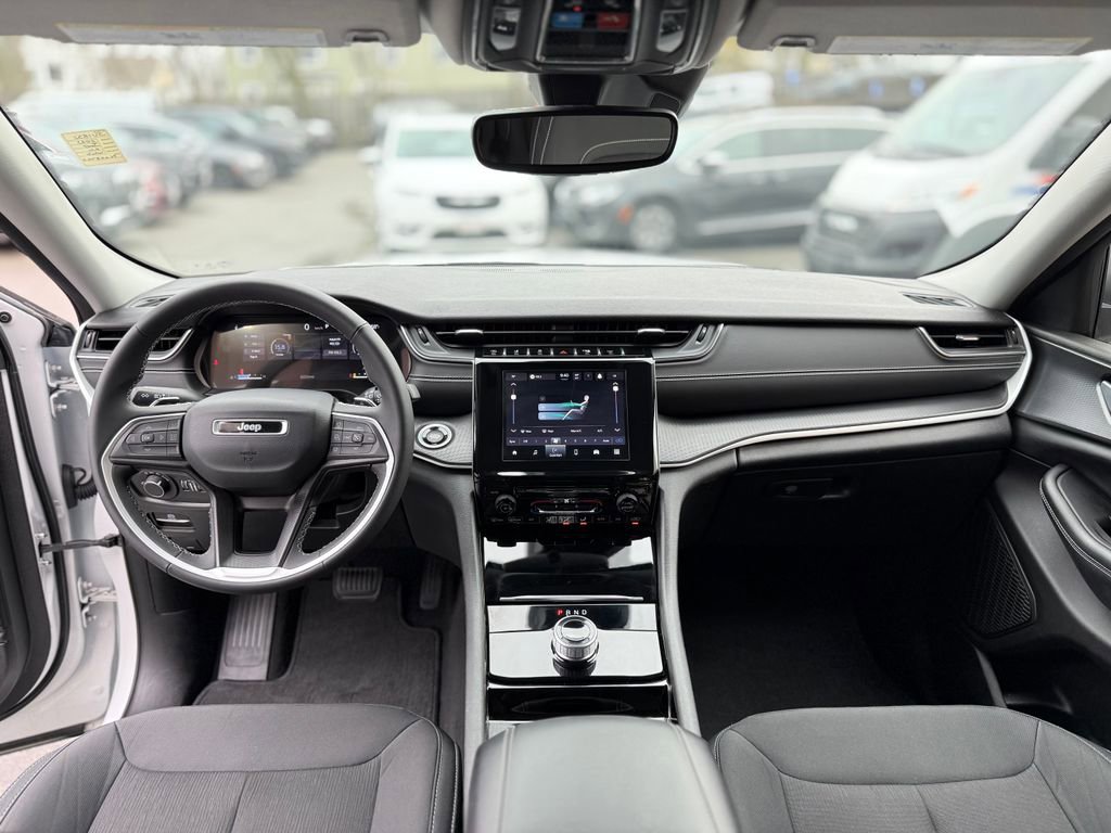 Used 2023 Jeep Grand Cherokee Laredo image 9