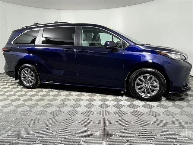 Certified 2023 Toyota Sienna LE image 6