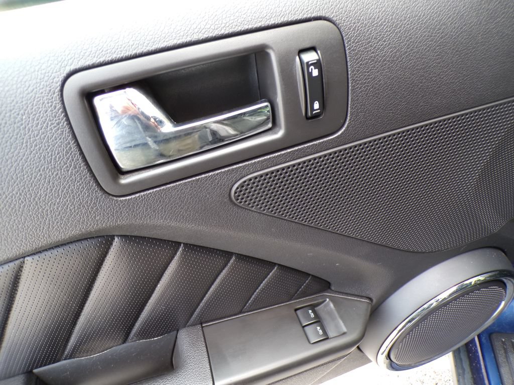 Used 2010 Ford Mustang GT RWD image 21