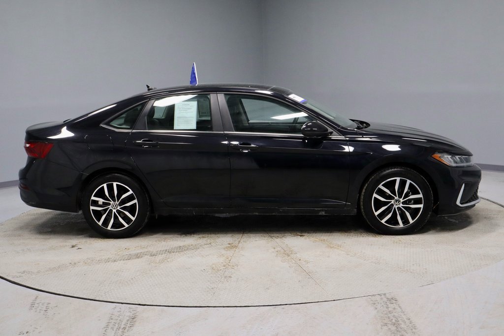 Used 2025 Volkswagen Jetta SE image 12