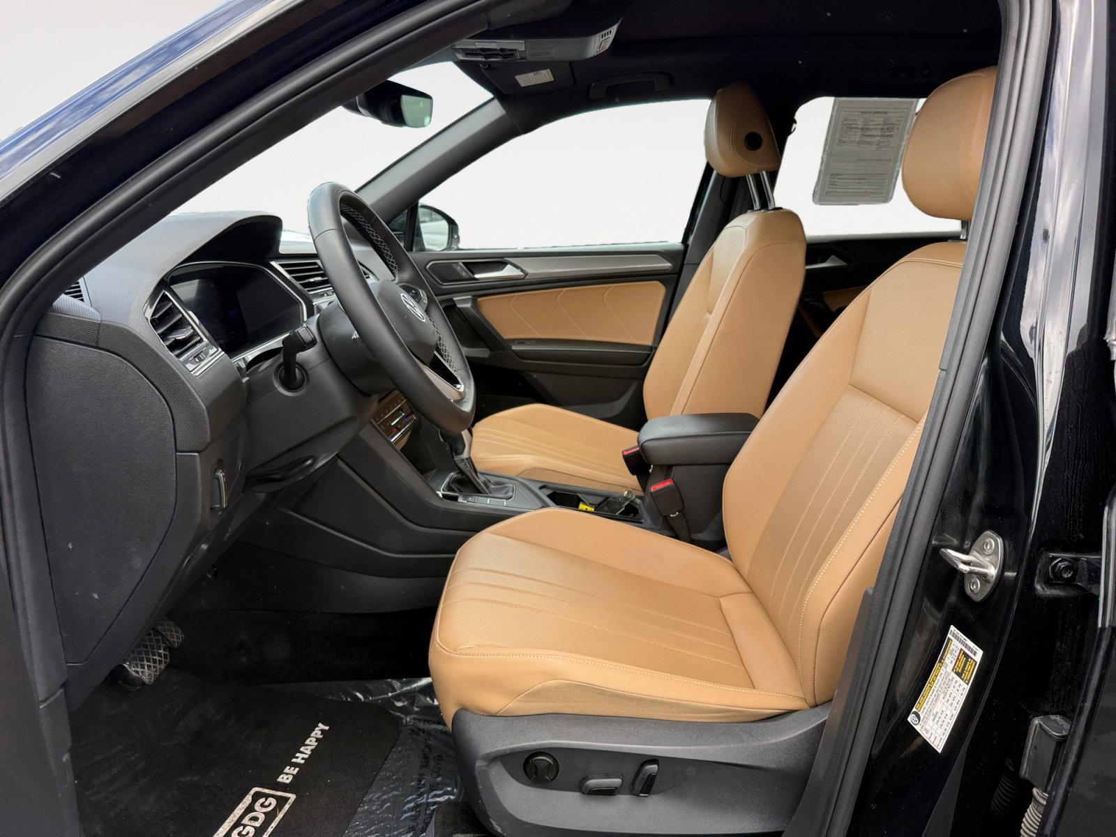 Certified 2023 Volkswagen Tiguan SE w/ Panoramic Sunroof Package image 10