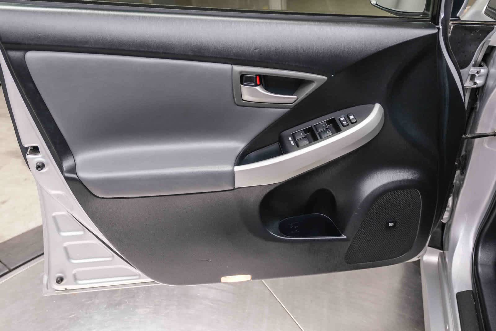Used 2015 Toyota Prius Five FWD image 28