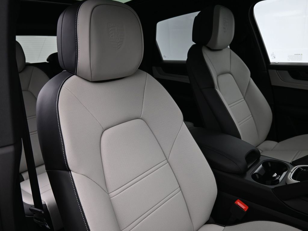 Certified 2025 Porsche Cayenne AWD/4WD image 19