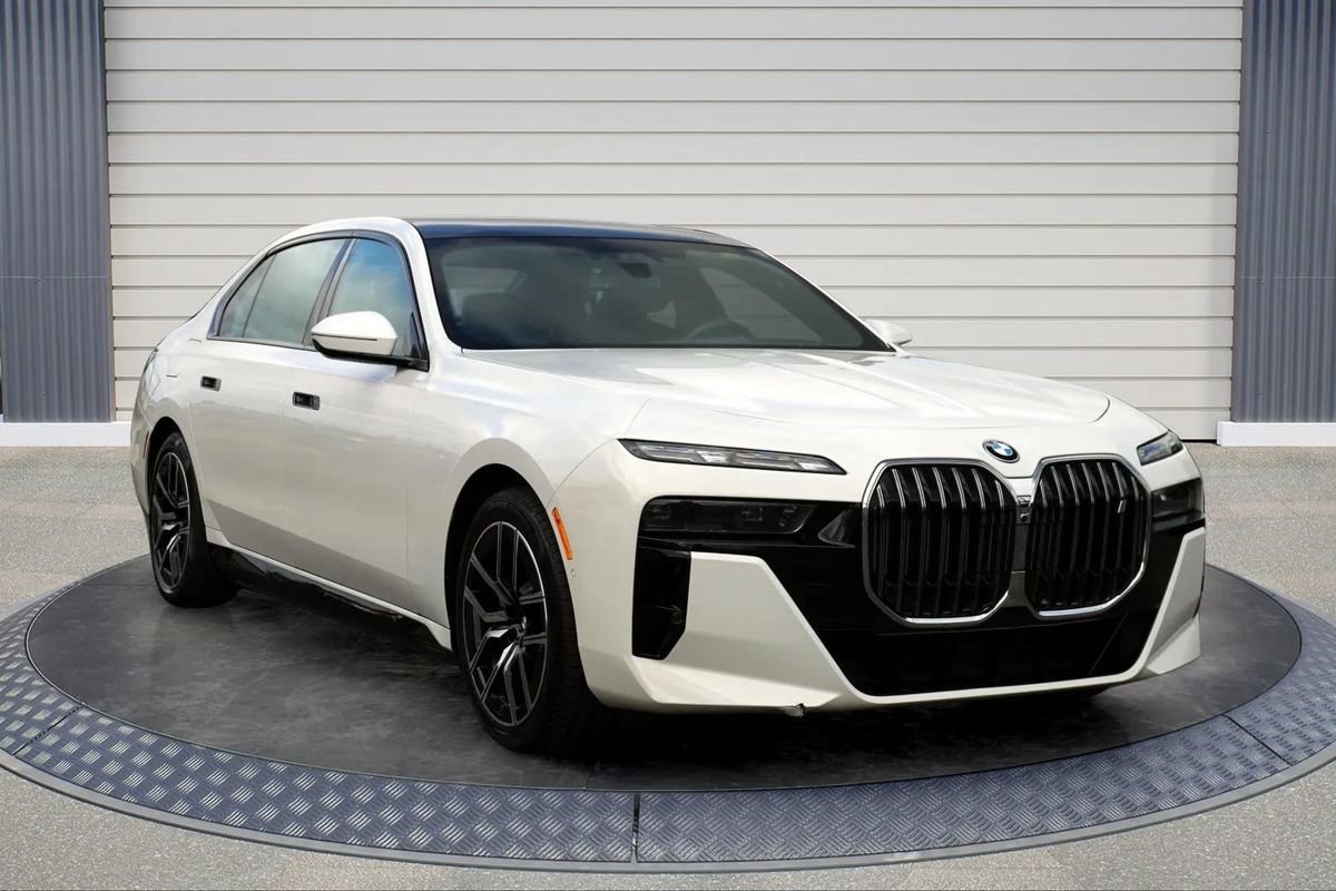Used 2023 BMW i7 xDrive60 w/ Executive Package 2