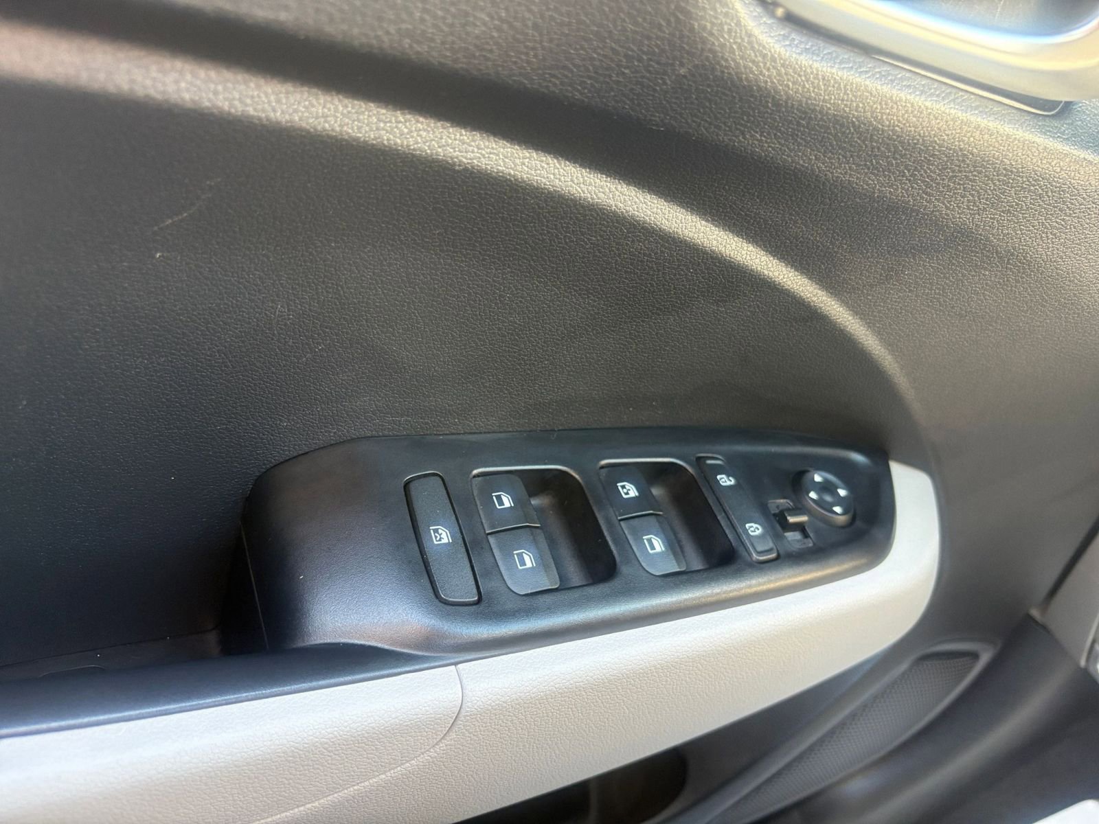 Used 2025 Hyundai Venue SEL image 18