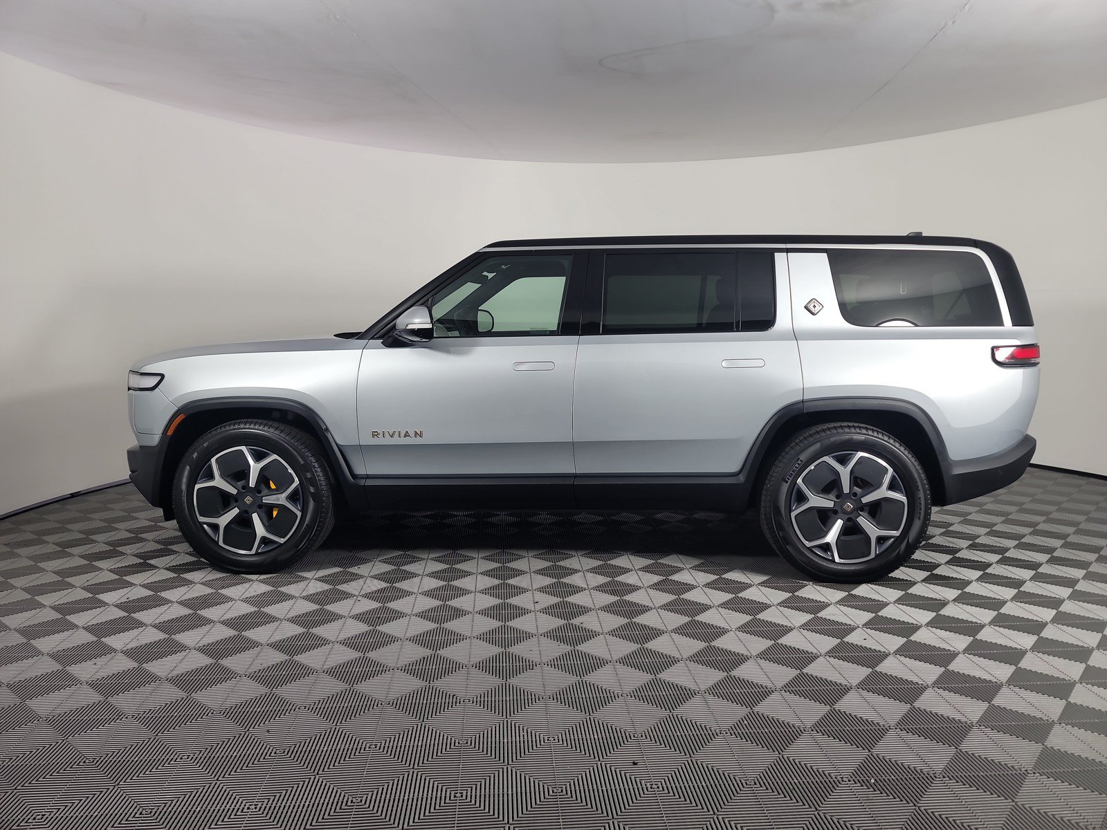 Used 2024 Rivian R1S Adventure AWD/4WD image 2