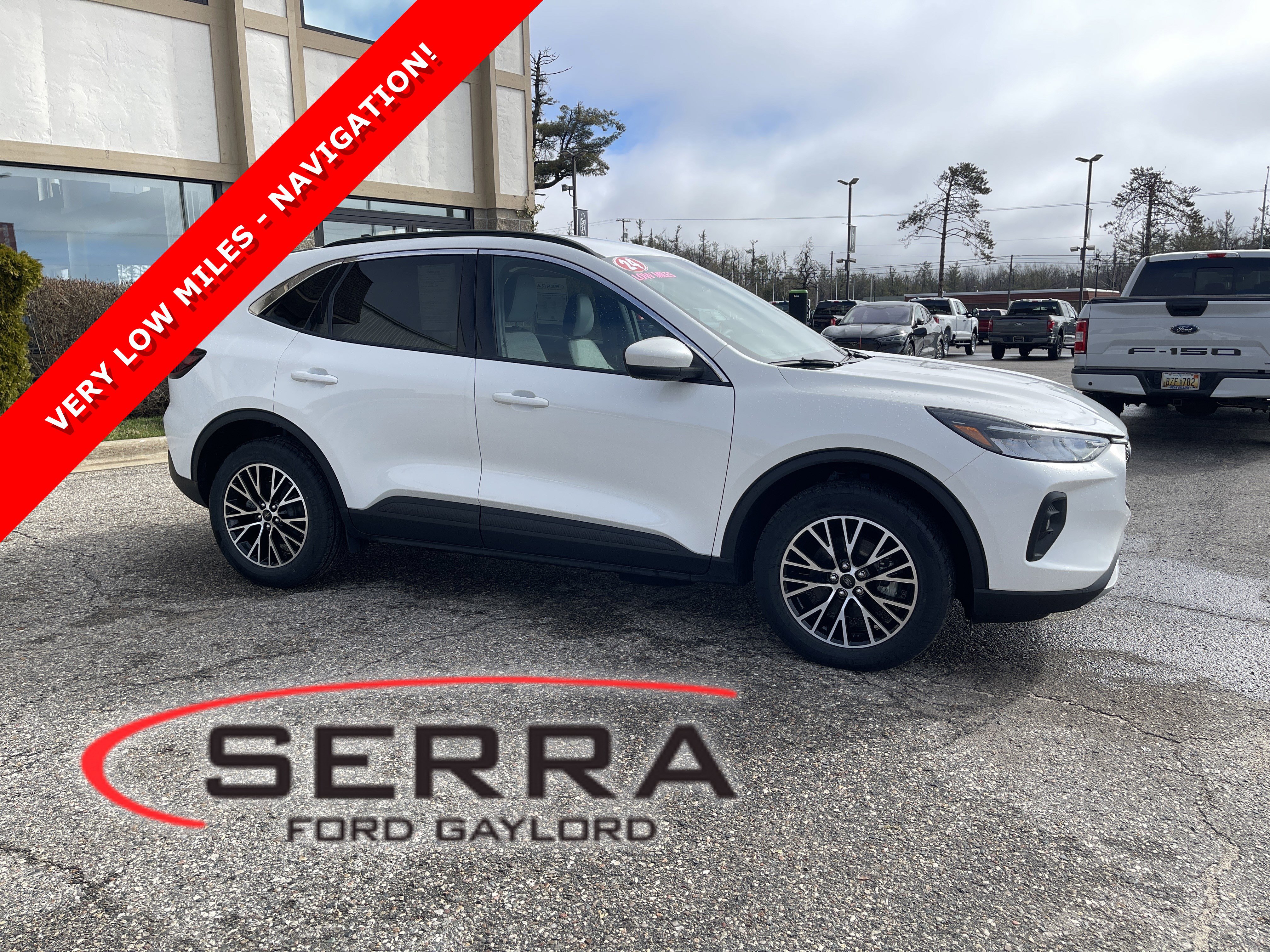 Used 2024 Ford Escape SE FWD image 1