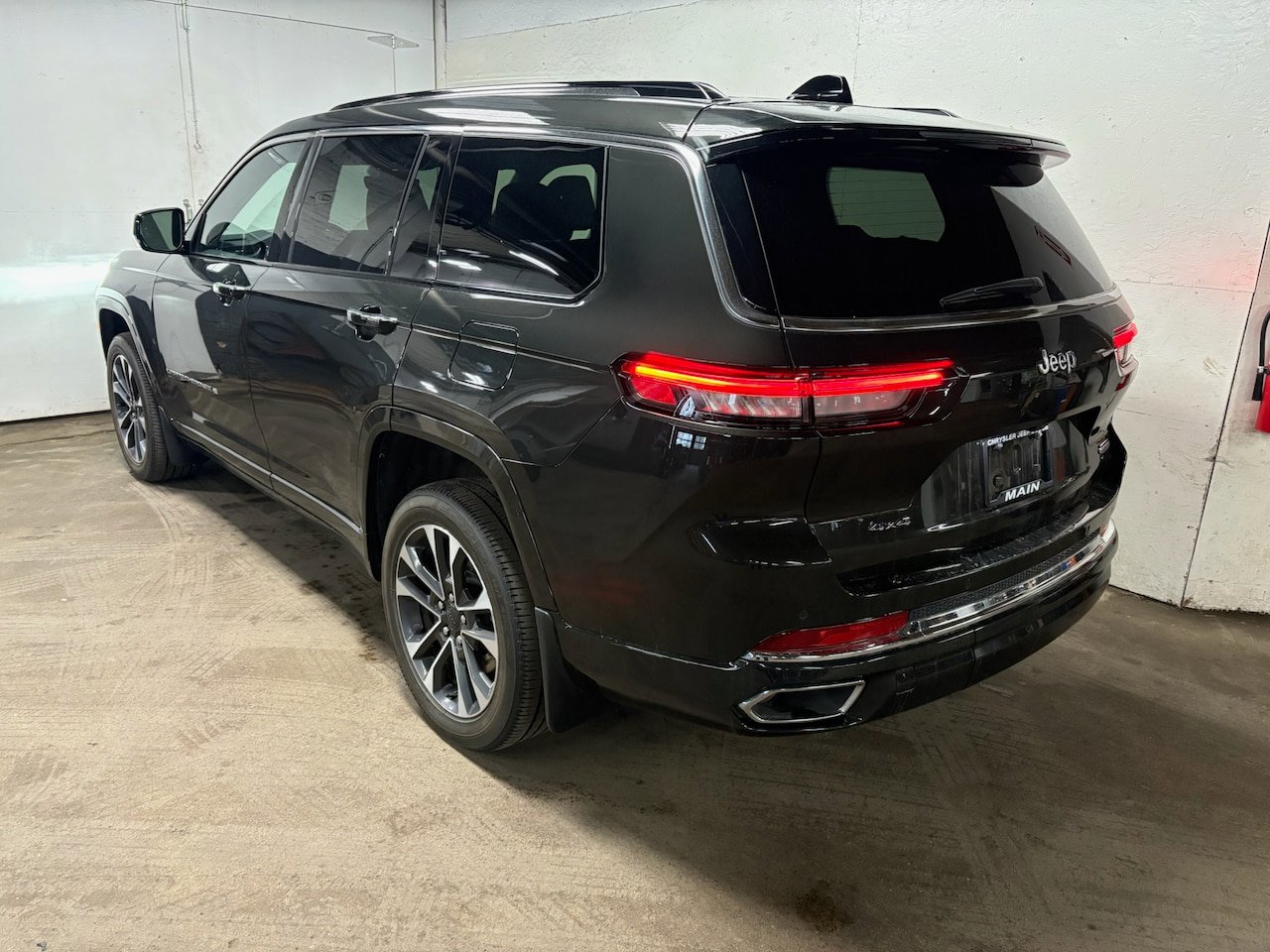Used 2023 Jeep Grand Cherokee L Overland w/ MOPAR Finishing Package AWD/4WD image 7