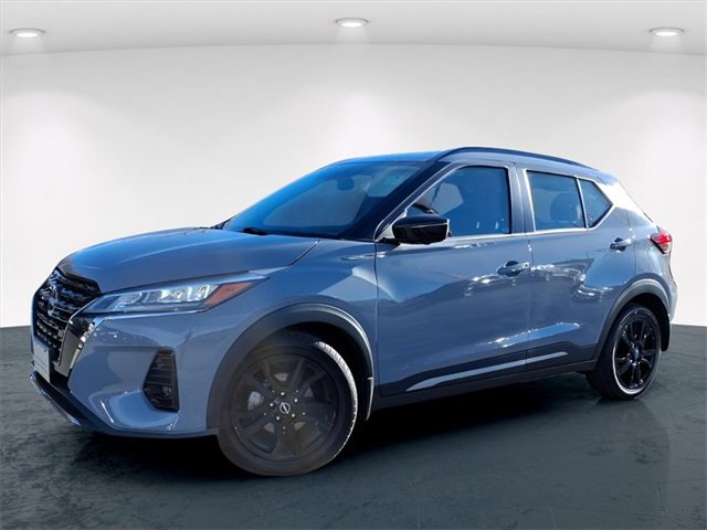 Used 2023 Nissan Kicks SR image 2
