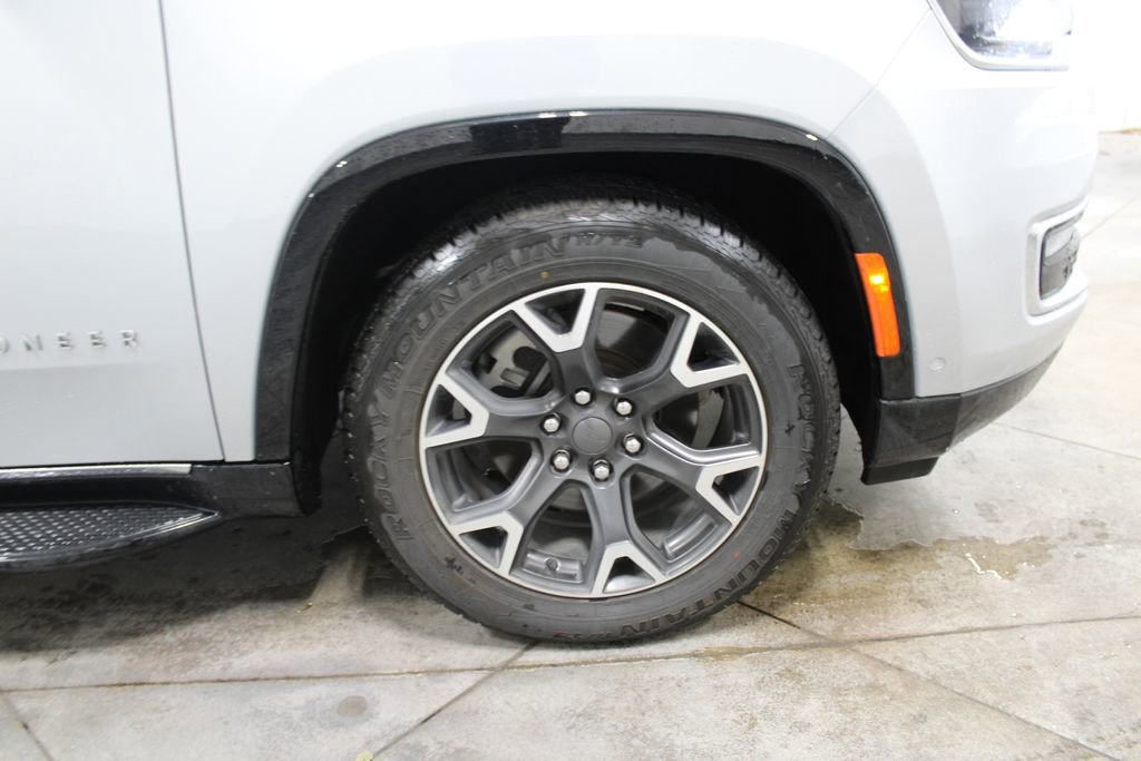 Used 2023 Jeep Wagoneer L Series III w/ Preferred Equipment Group image 45