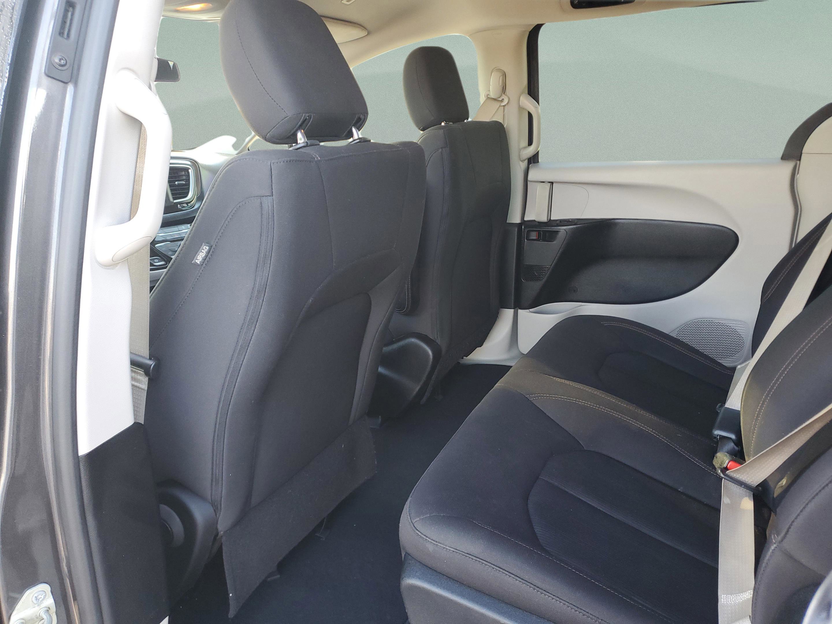 Used 2022 Volkswagen Atlas Cross Sport SE image 8