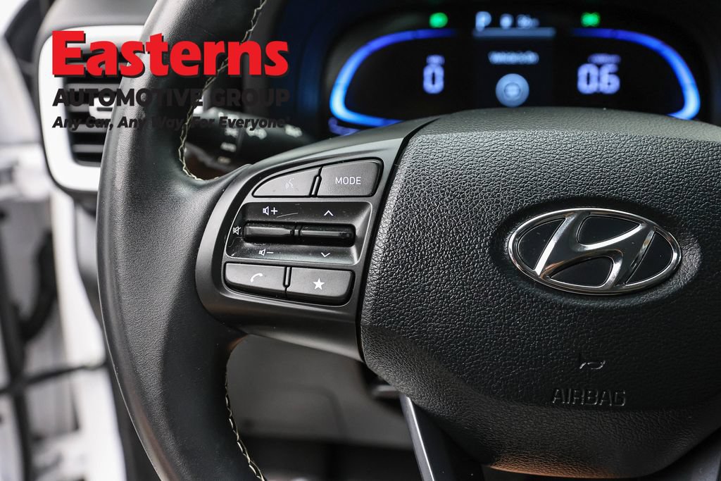 Used 2025 Hyundai Venue Limited FWD image 14