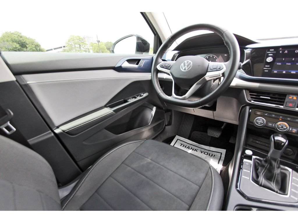 Used 2024 Volkswagen Taos SE w/ Panoramic Sunroof Package FWD image 9