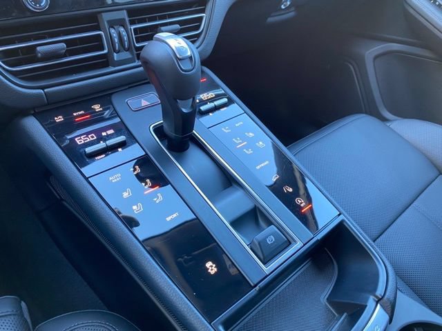 Certified 2025 Porsche Macan AWD/4WD image 16