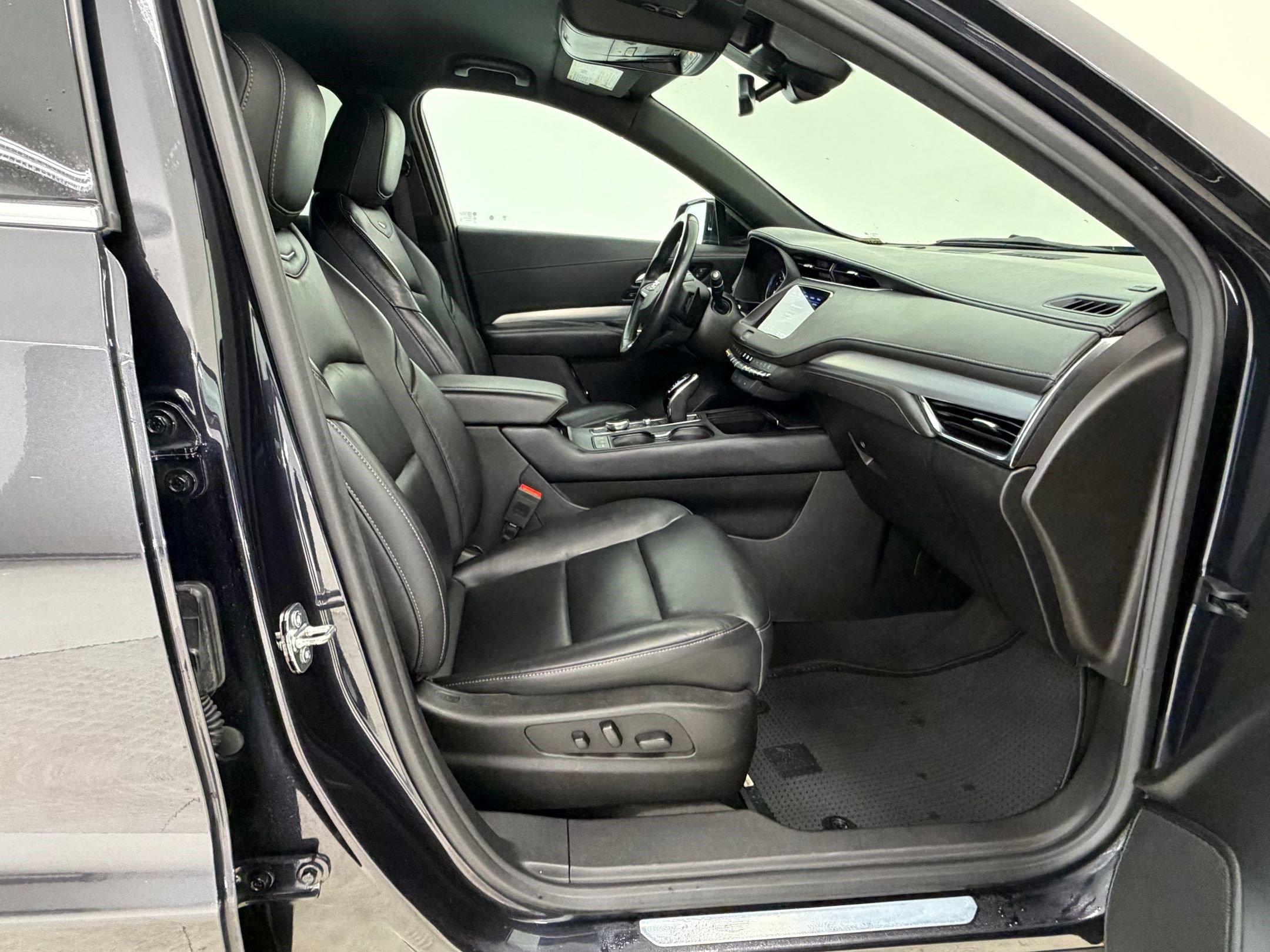Used 2023 Cadillac XT4 Premium Luxury image 28