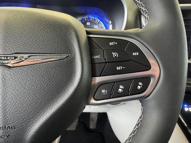 Used 2022 Chrysler Pacifica Touring-L image 14