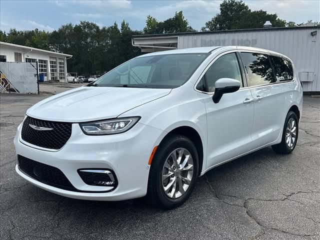 Used 2023 Chrysler Pacifica Touring-L AWD/4WD image 5
