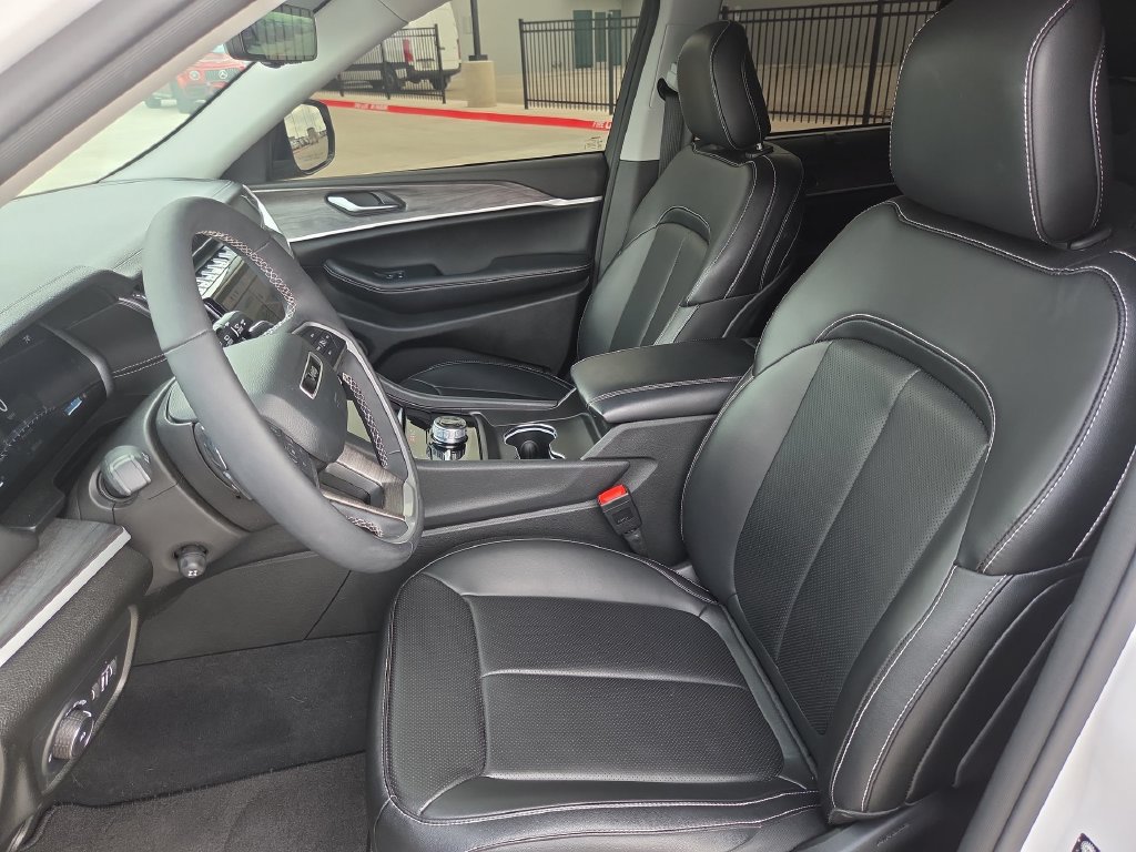 Used 2023 Jeep Grand Cherokee Limited w/ Luxury Tech Group II AWD/4WD image 16