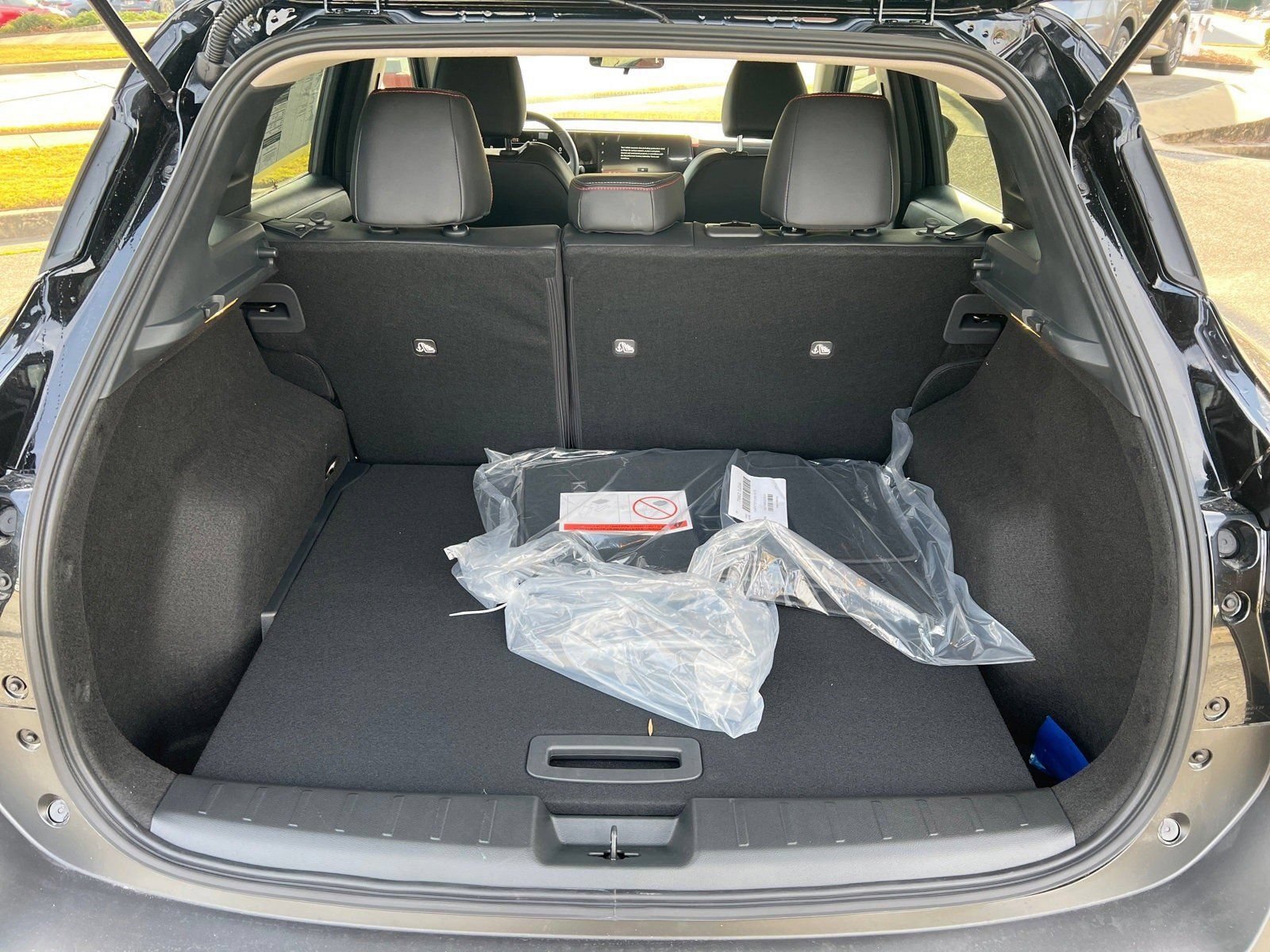 New 2026 Nissan Kicks SR w/ Cold Weather Package FWD image 18