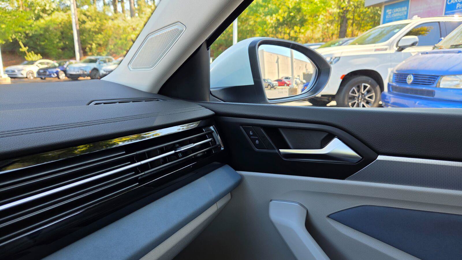 Certified 2025 Volkswagen Jetta SE w/ Sunroof Package FWD image 45