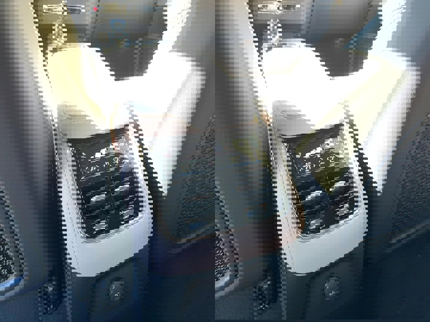 New 2026 Volvo XC90 T8 Ultra w/ Lounge Package image 17