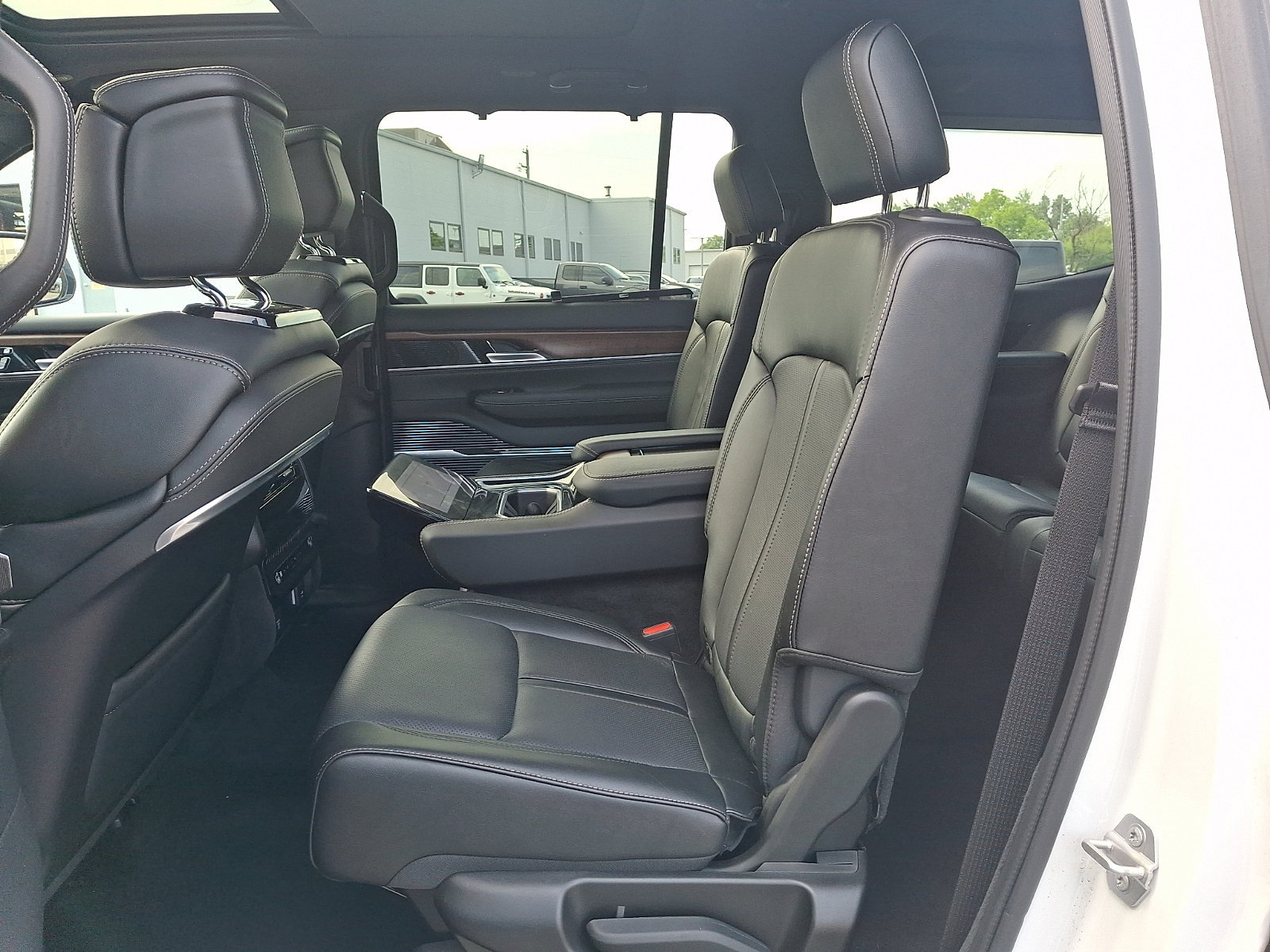 Used 2025 Jeep Grand Wagoneer 4WD image 10