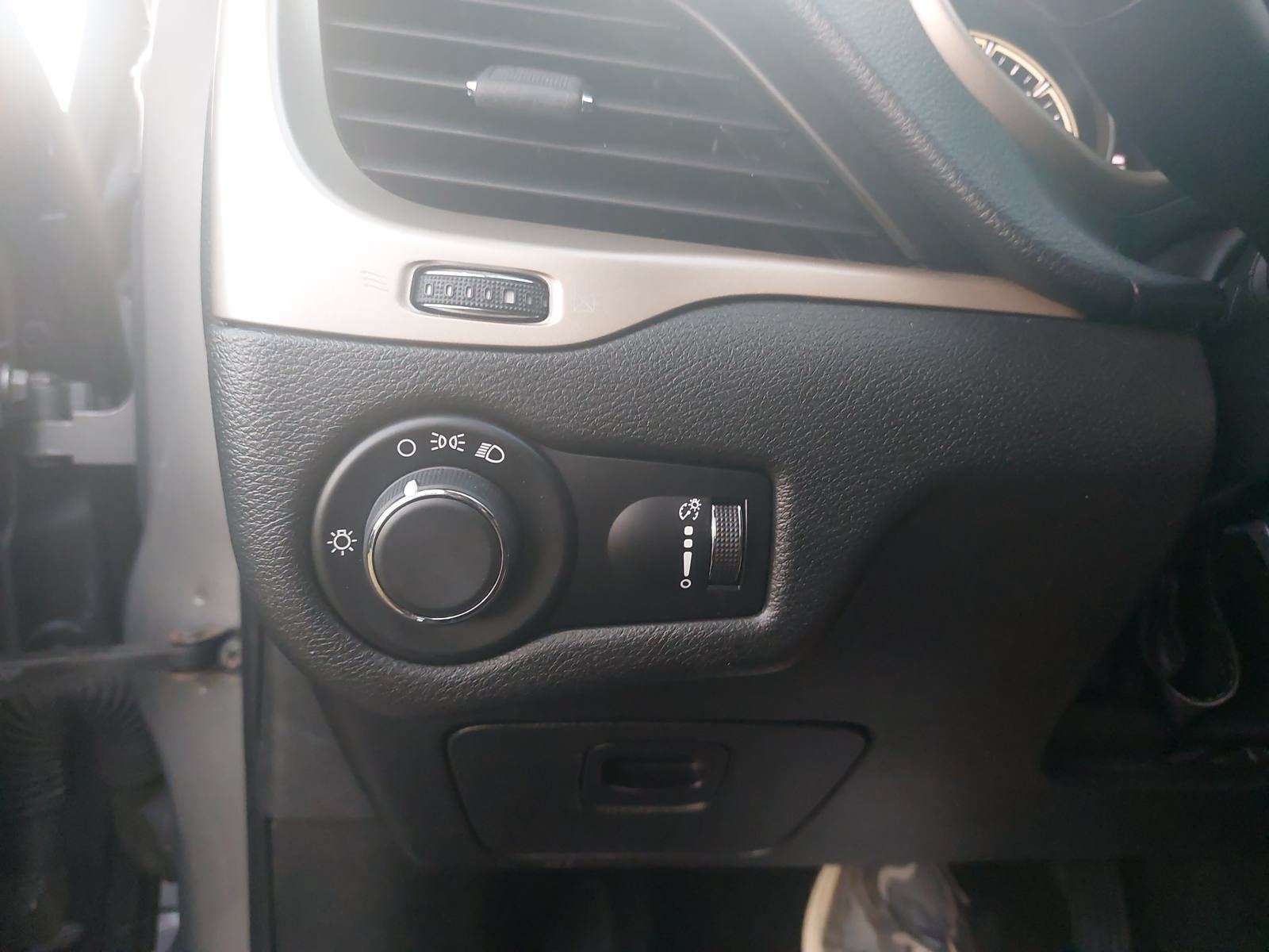 Used 2015 Jeep Cherokee Sport w/ Cold Weather Group AWD/4WD image 23