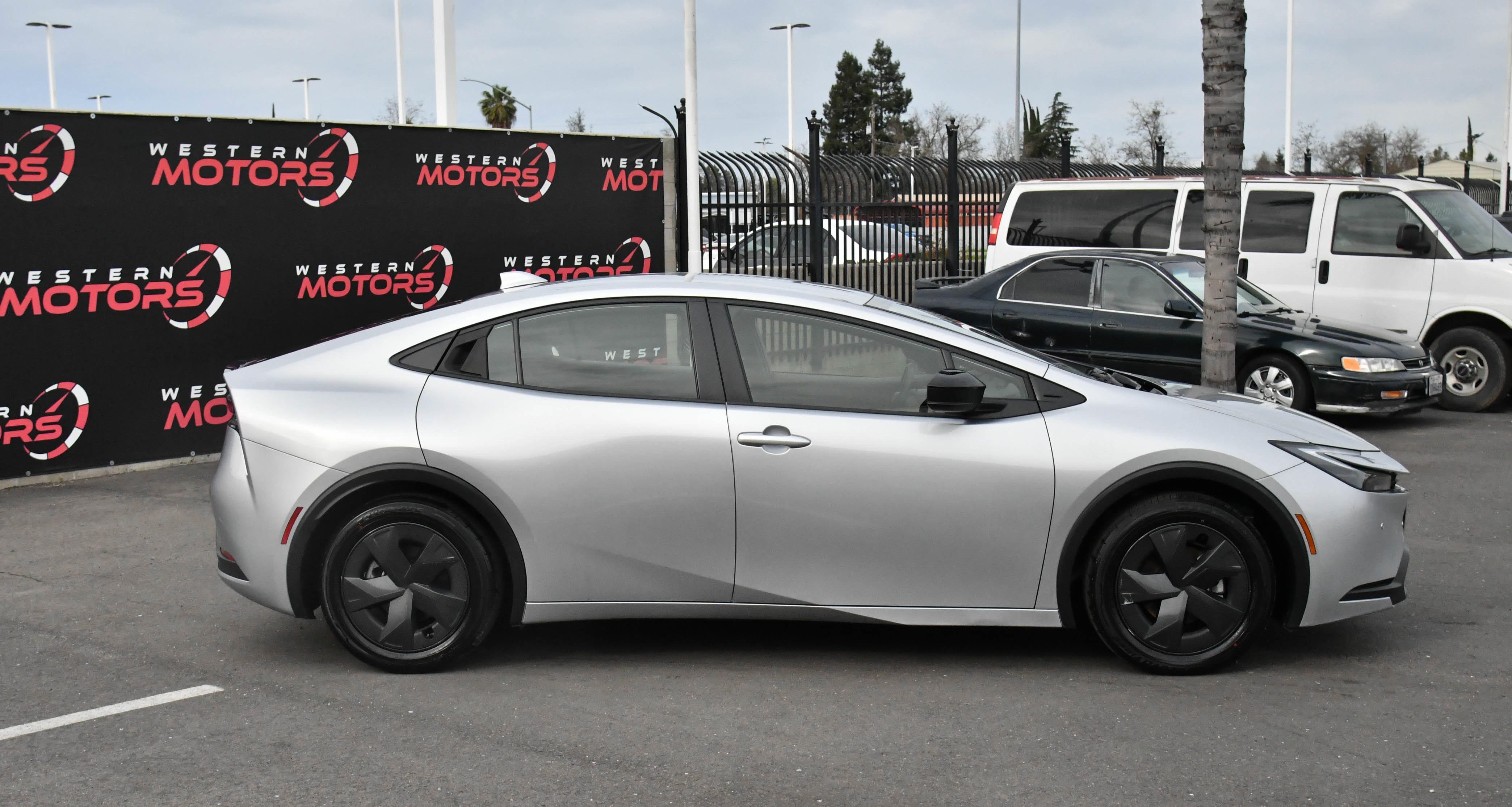 Used 2024 Toyota Prius LE image 9