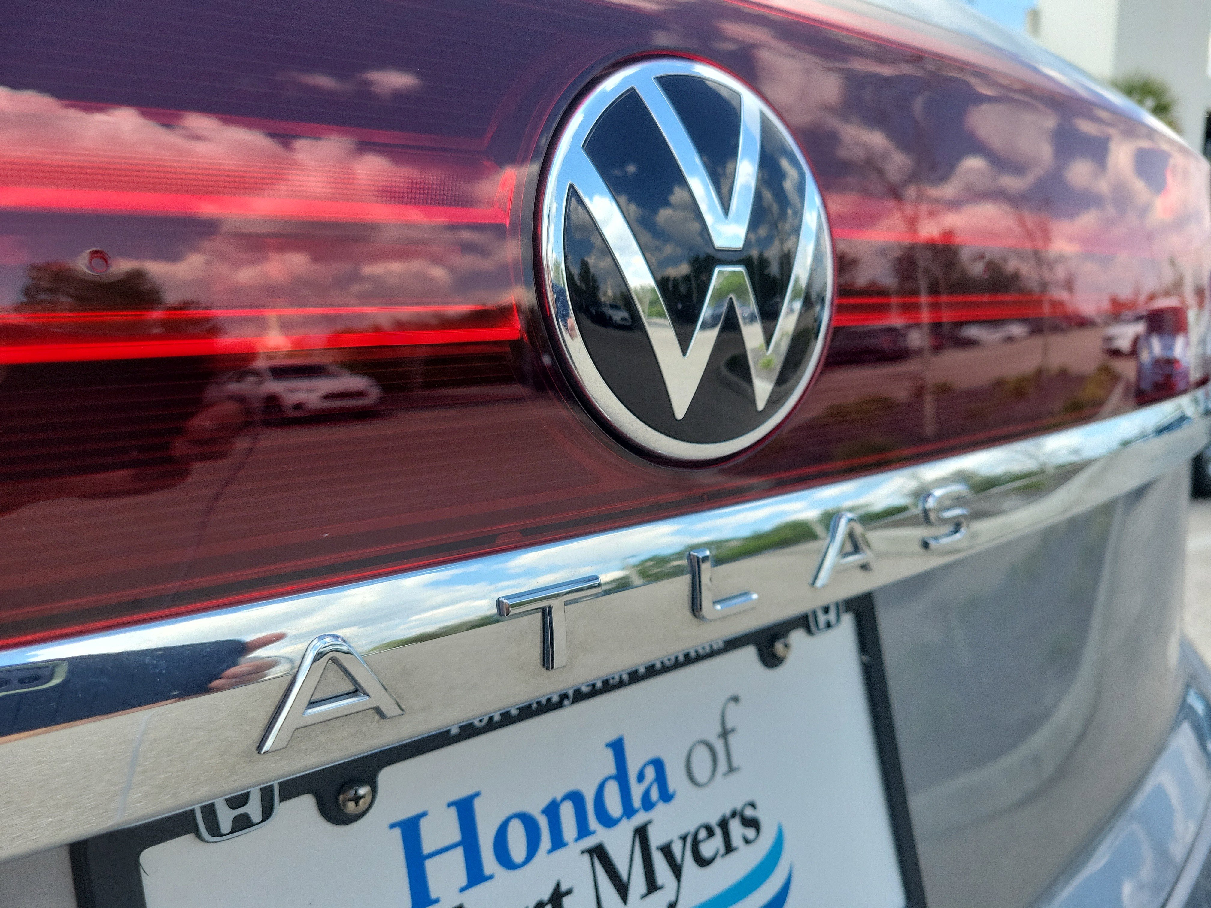 Used 2025 Volkswagen Atlas Cross Sport SE image 11