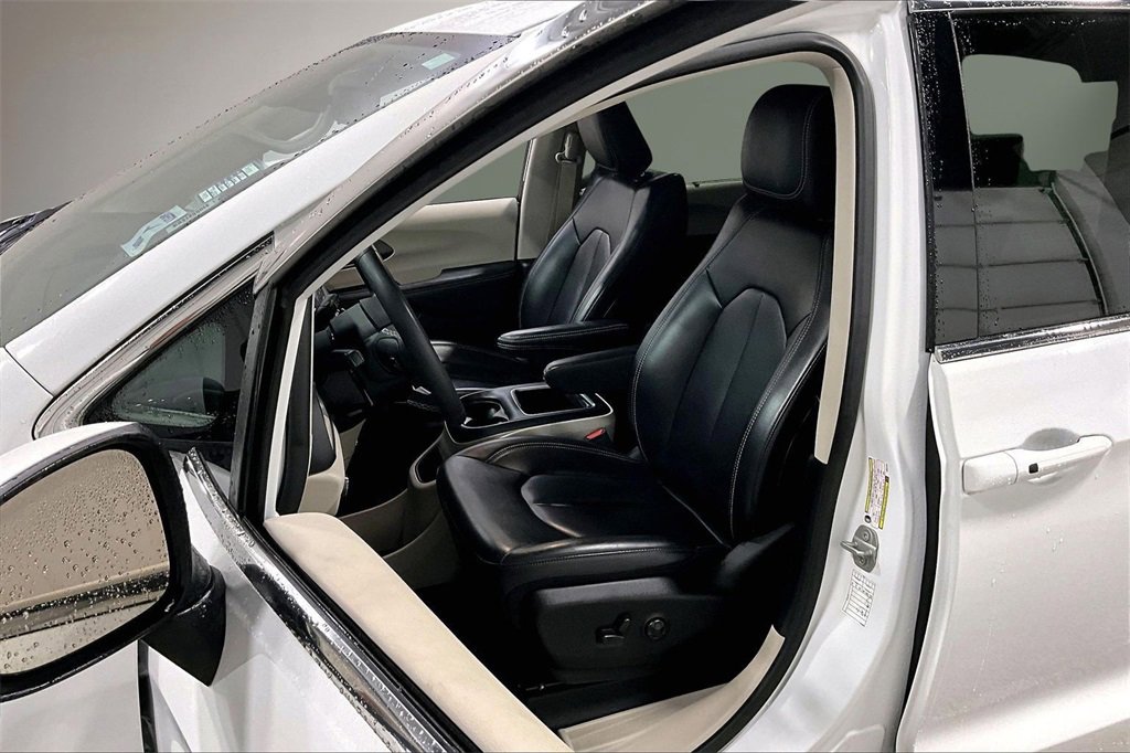 Used 2023 Chrysler Pacifica Touring-L image 22