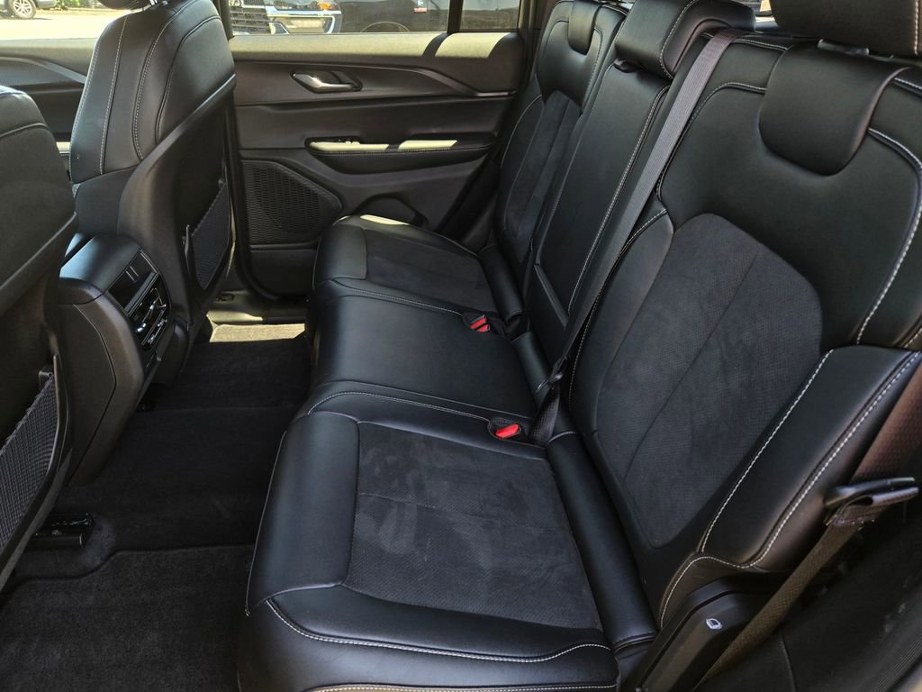 Used 2025 Jeep Grand Cherokee Altitude AWD/4WD image 12