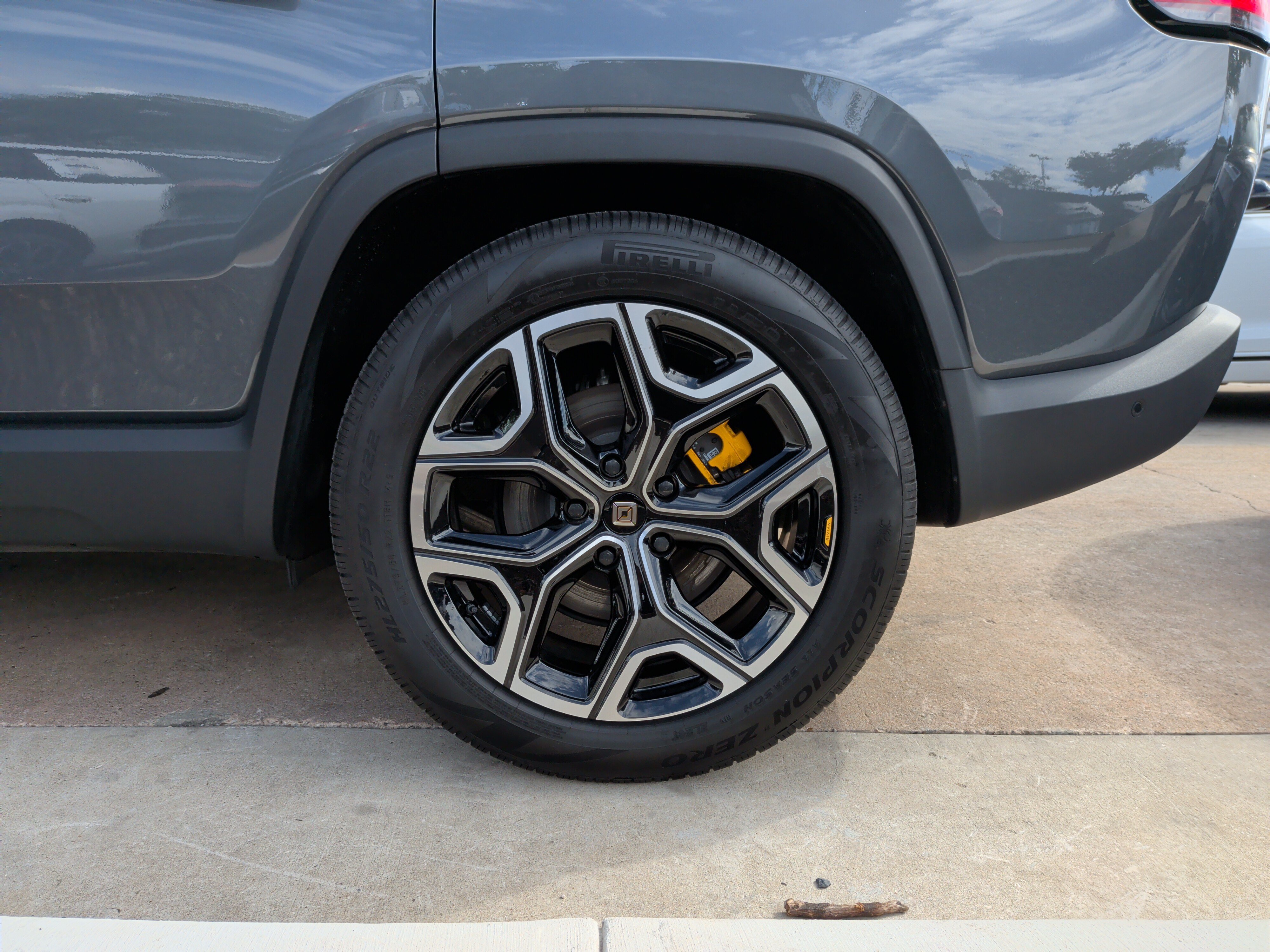 Used 2024 Rivian R1S Adventure AWD/4WD image 13