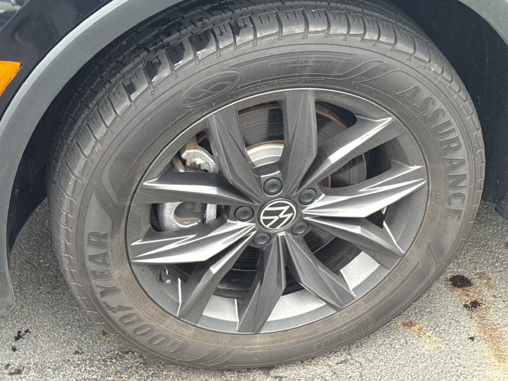 Used 2023 Volkswagen Tiguan SE w/ Panoramic Sunroof Package FWD image 9