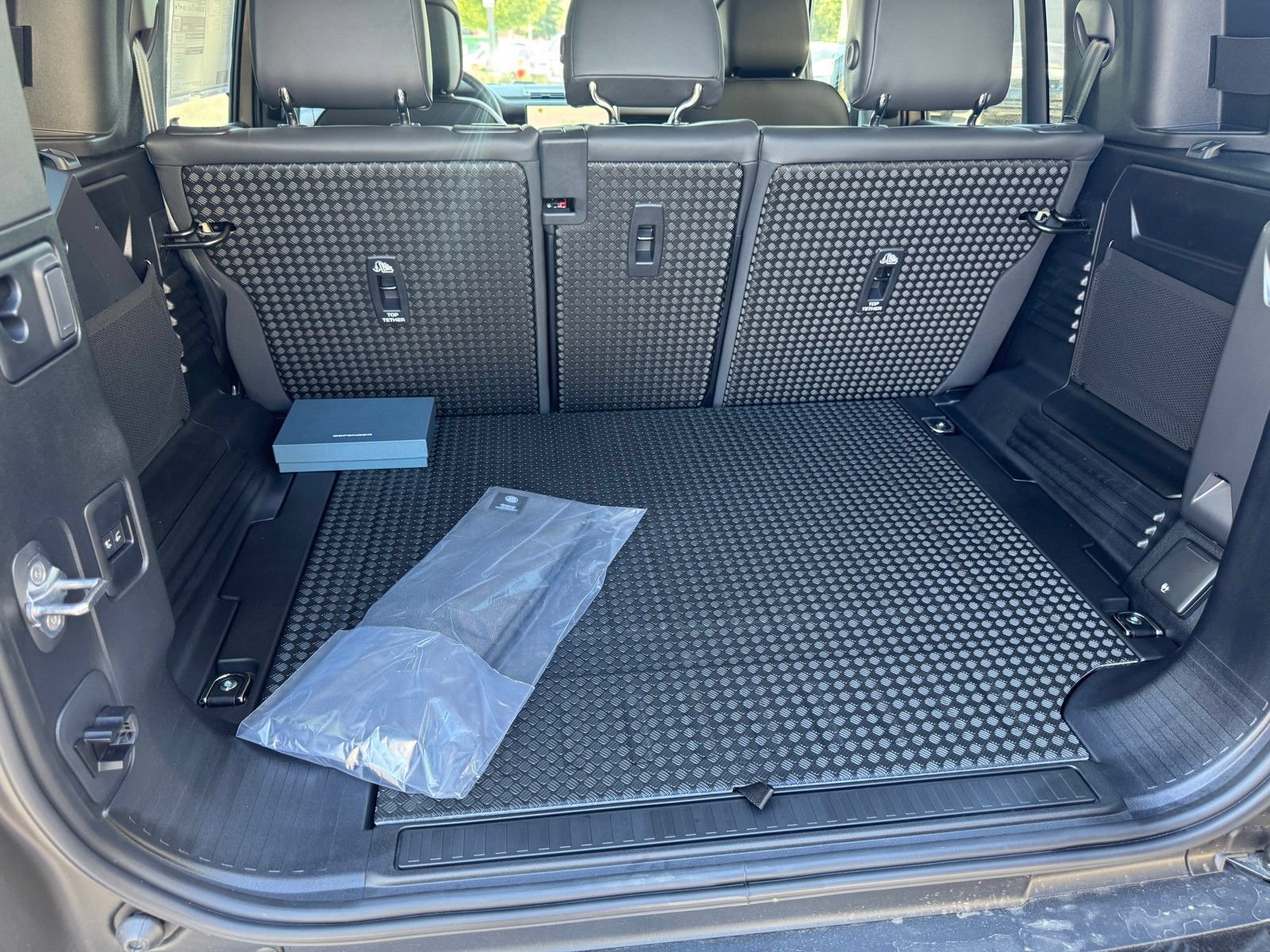 New 2026 Land Rover Defender 110 S AWD/4WD image 9