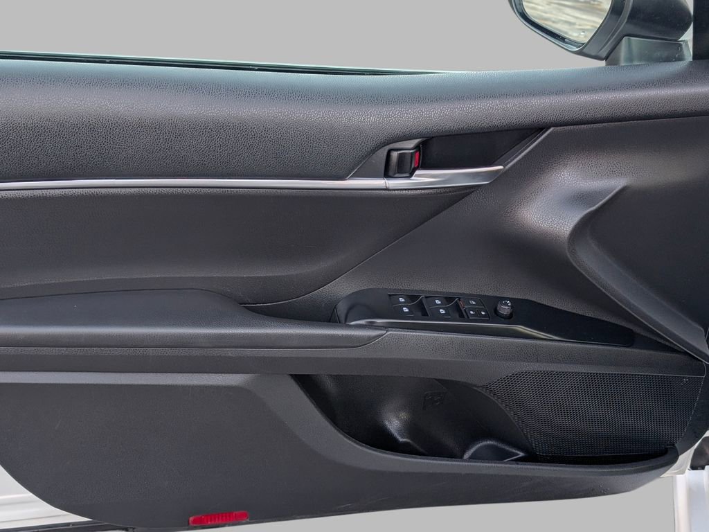 Used 2020 Toyota Camry SE image 21