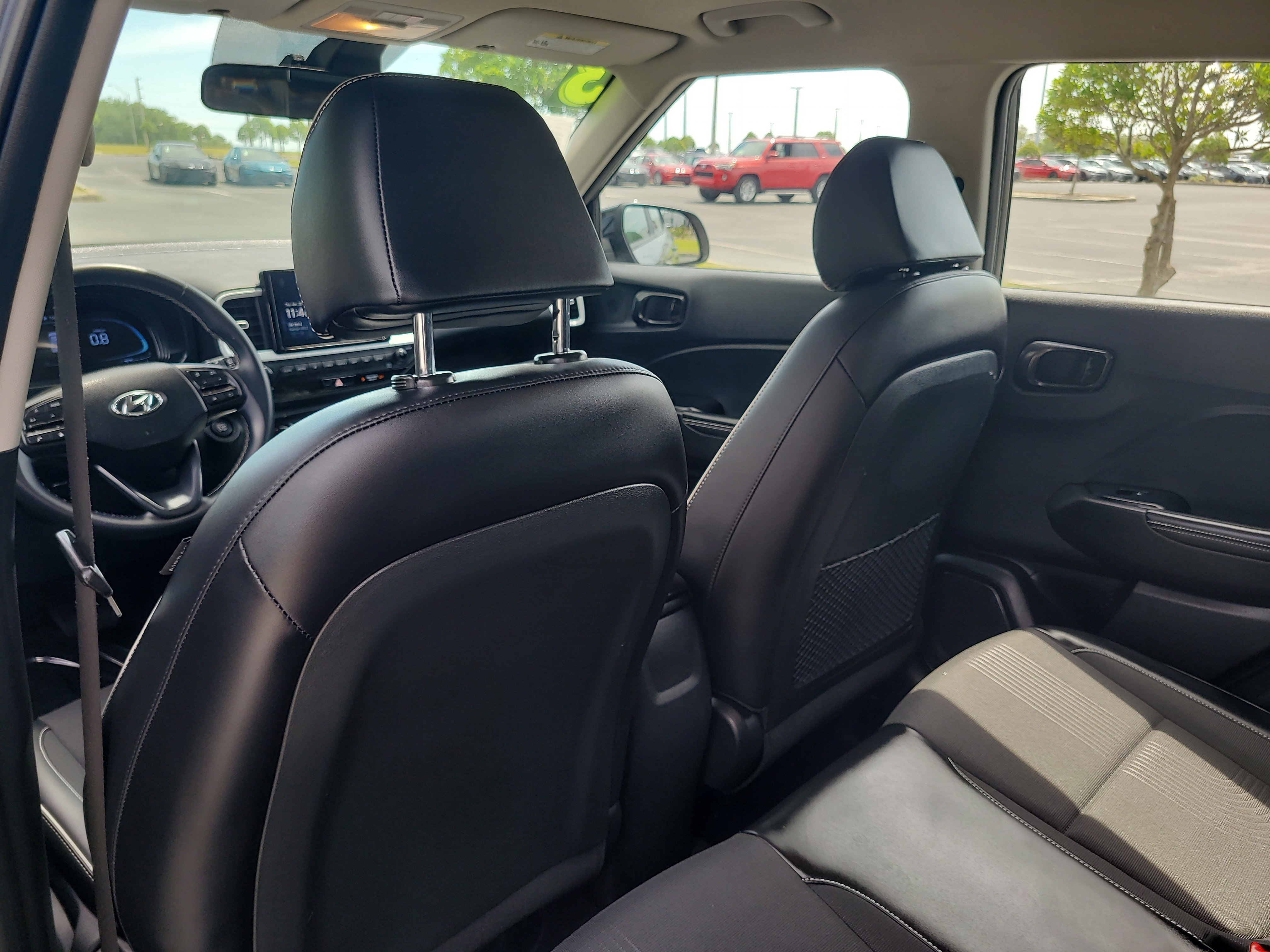 Used 2023 Hyundai Venue Limited FWD image 13