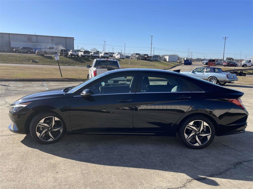 Used 2023 Hyundai Elantra Limited w/ Cargo Package image 6