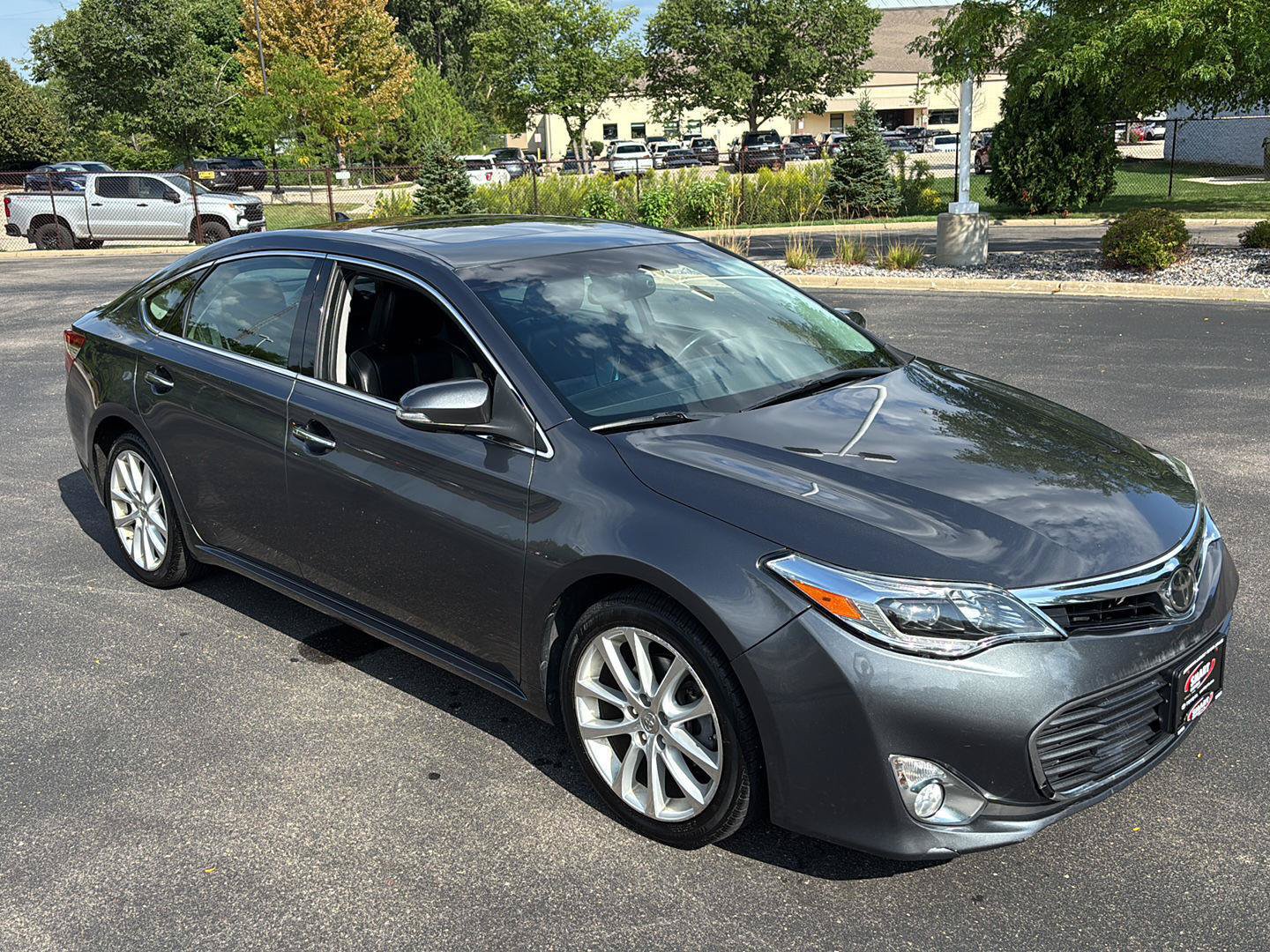 Used 2013 Toyota Avalon Limited w/ Technology Pkg FWD image 7