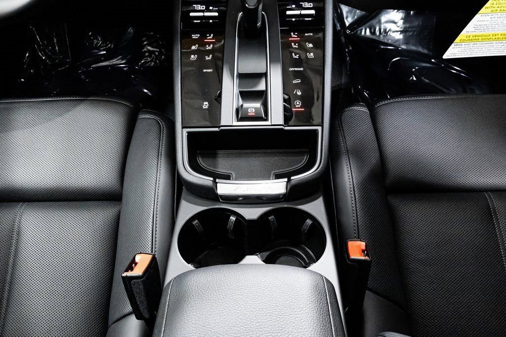 Certified 2025 Porsche Macan AWD/4WD image 16