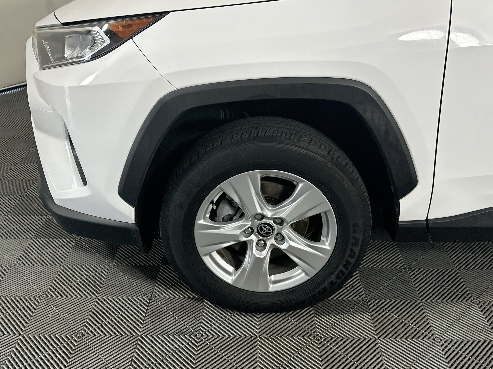 Used 2021 Toyota RAV4 XLE w/ Convenience Package FWD image 11