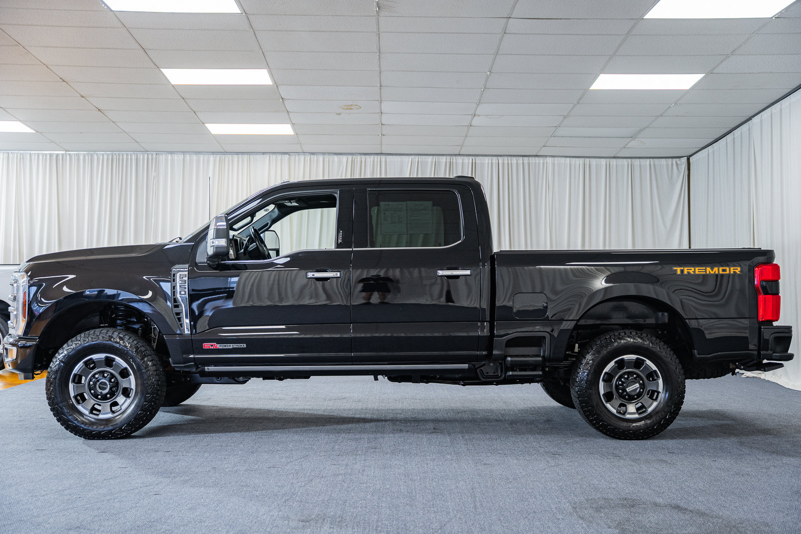 Used 2024 Ford F350 Platinum w/ Tremor Off-Road Package AWD/4WD image 5