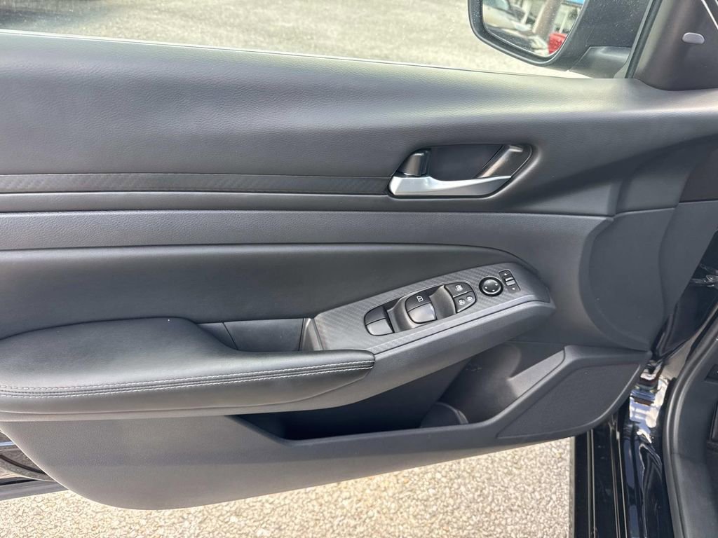 Used 2025 Nissan Altima 2.5 SV FWD image 18