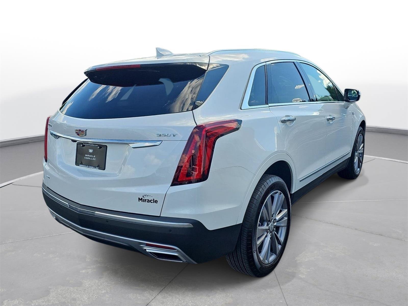 Used 2025 Cadillac XT5 Premium Luxury w/ LPO, Floor Liner Package AWD/4WD image 4