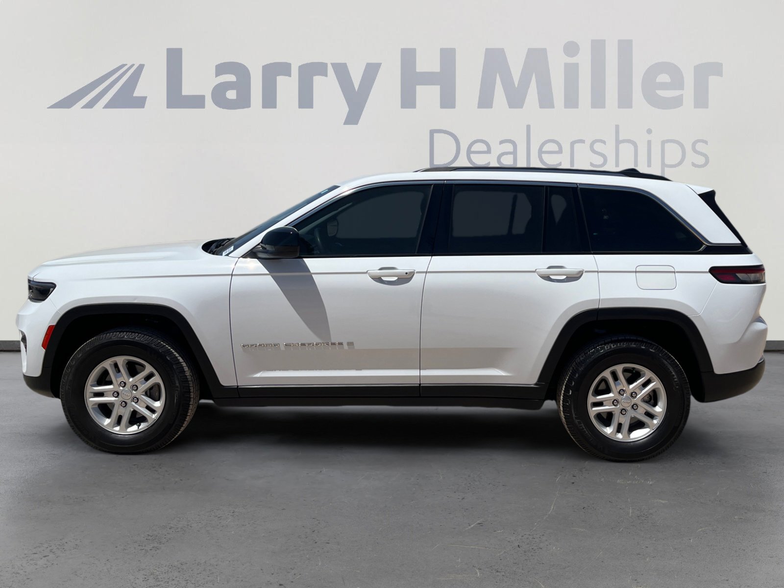 Used 2023 Jeep Grand Cherokee Laredo w/ Trailer Tow Prep Group (B) RWD image 2