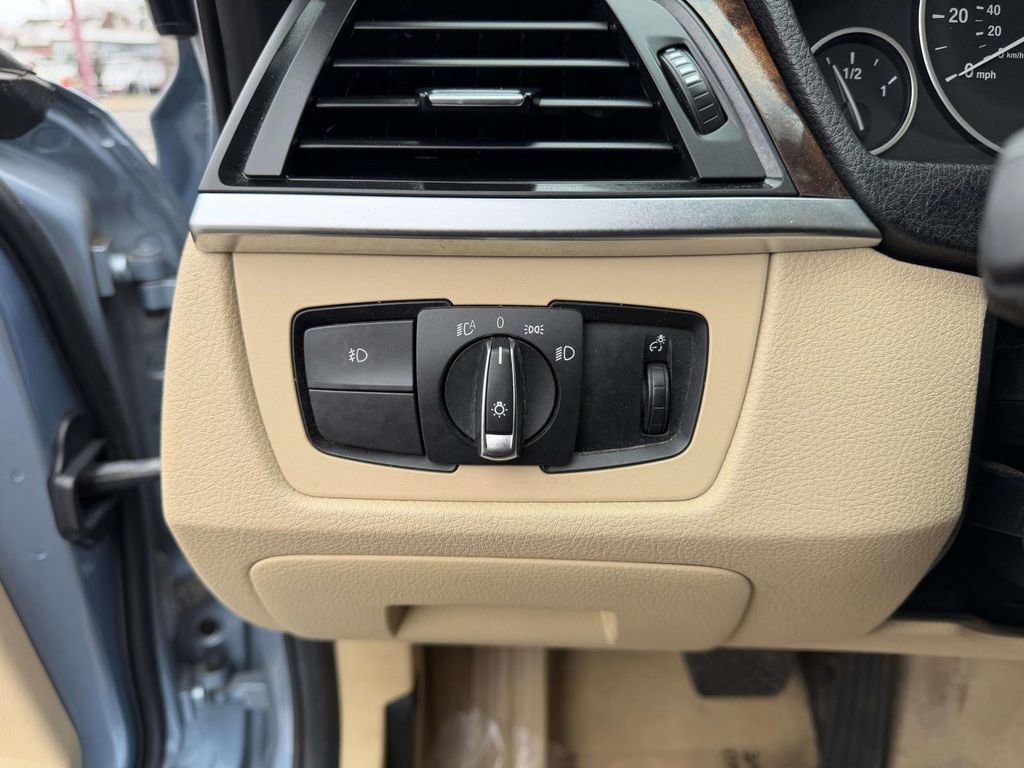 Used 2014 BMW 320i xDrive Sedan AWD/4WD image 25