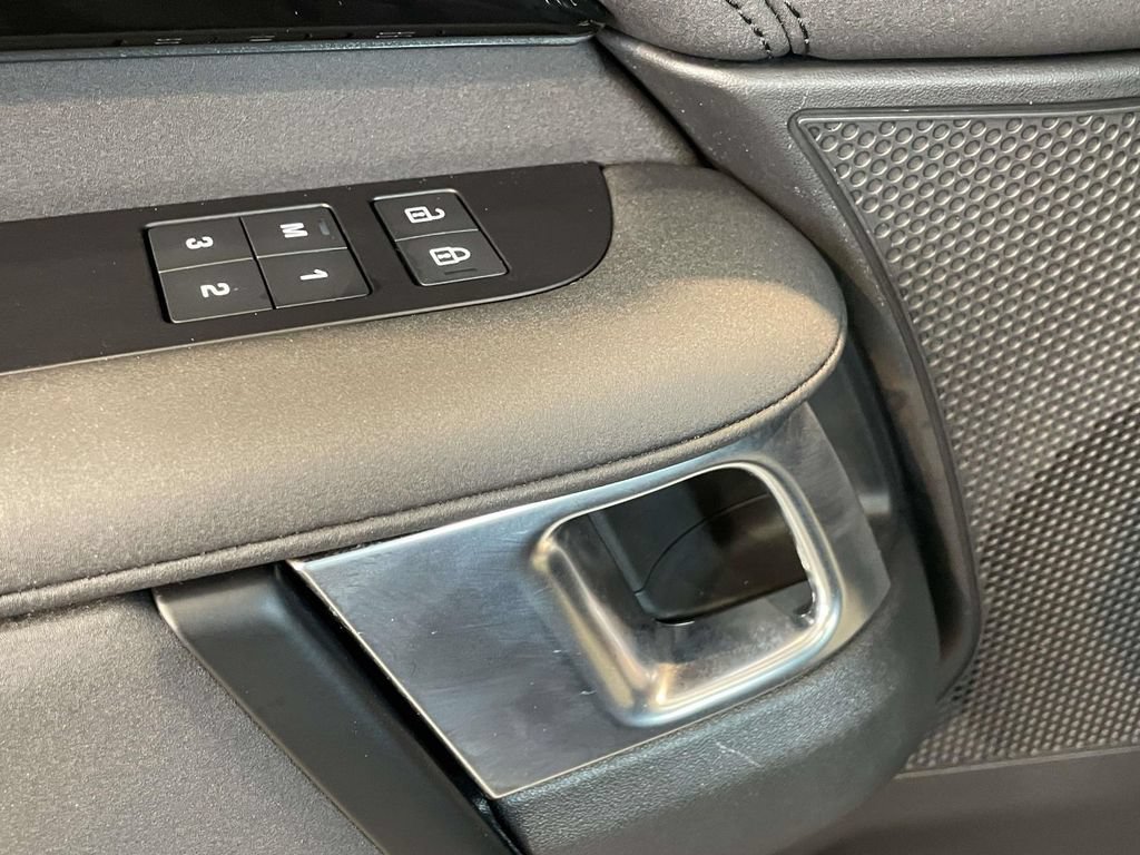 Used 2025 Land Rover Discovery S AWD/4WD image 37